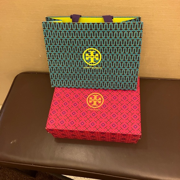 Tory Burch empty box🌺🥰plus a shopping bag💝🌺 - Picture 2 of 14